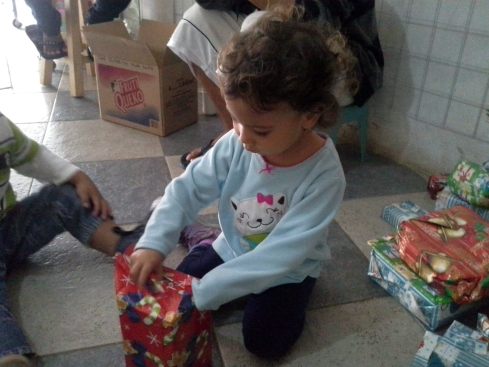 It was the first year Lucia could open by herself! She was very responsible about it, throwing every tidbit in the trash as she went along.